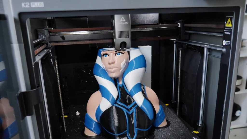 Creality K2 Plus: Je li ovo najbolji 3D printer do sada? 2 Creality K2 Plus ispisuje figuru