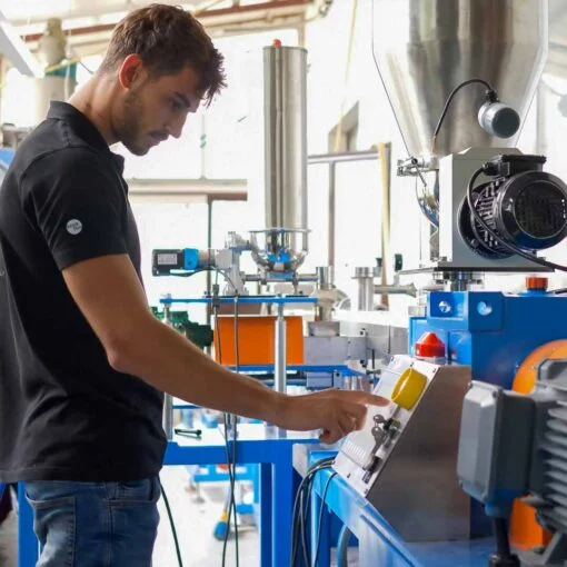 PLA ili PETG: Koje su razlike? 3 Tehničar na proizvodnoj liniji filamenta
