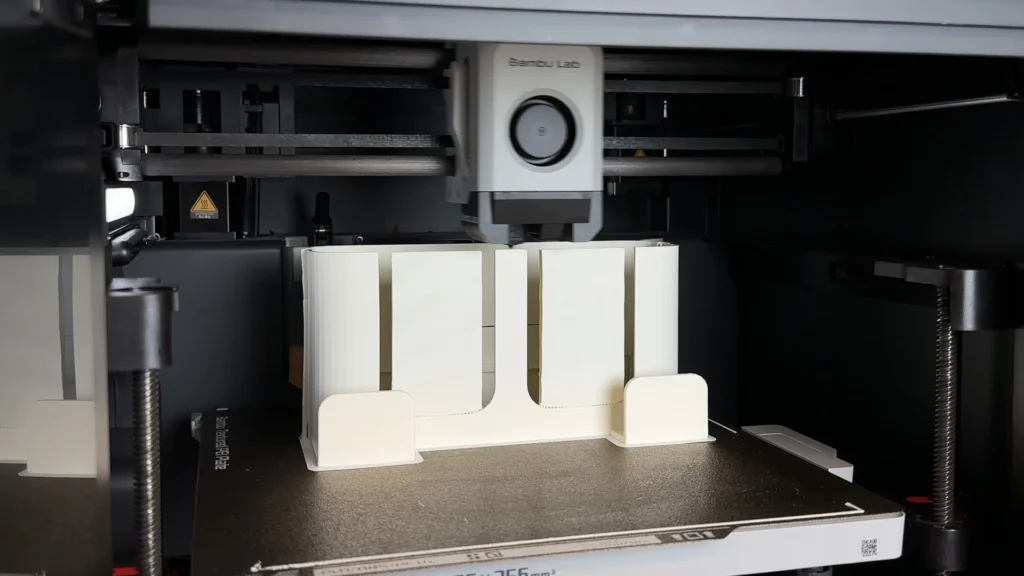 ABS ili PETG: Koje su razlike 6 Bijeli 3D ispisi od PETG-a na podlozi
