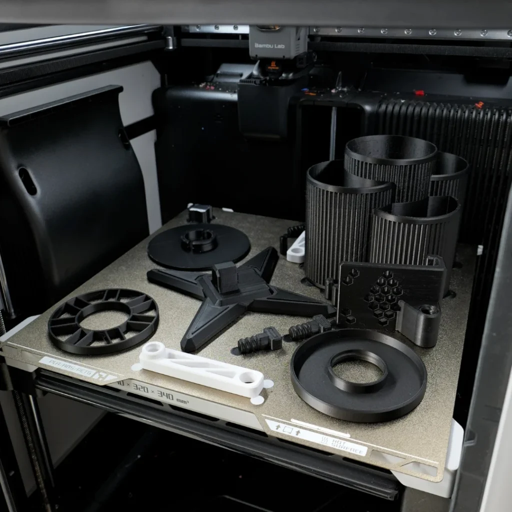 PLA+ materijal: Što je PLA+ i je li bolji od PLA-a? 4 Crni ispis od PLA+ u 3D pisaču