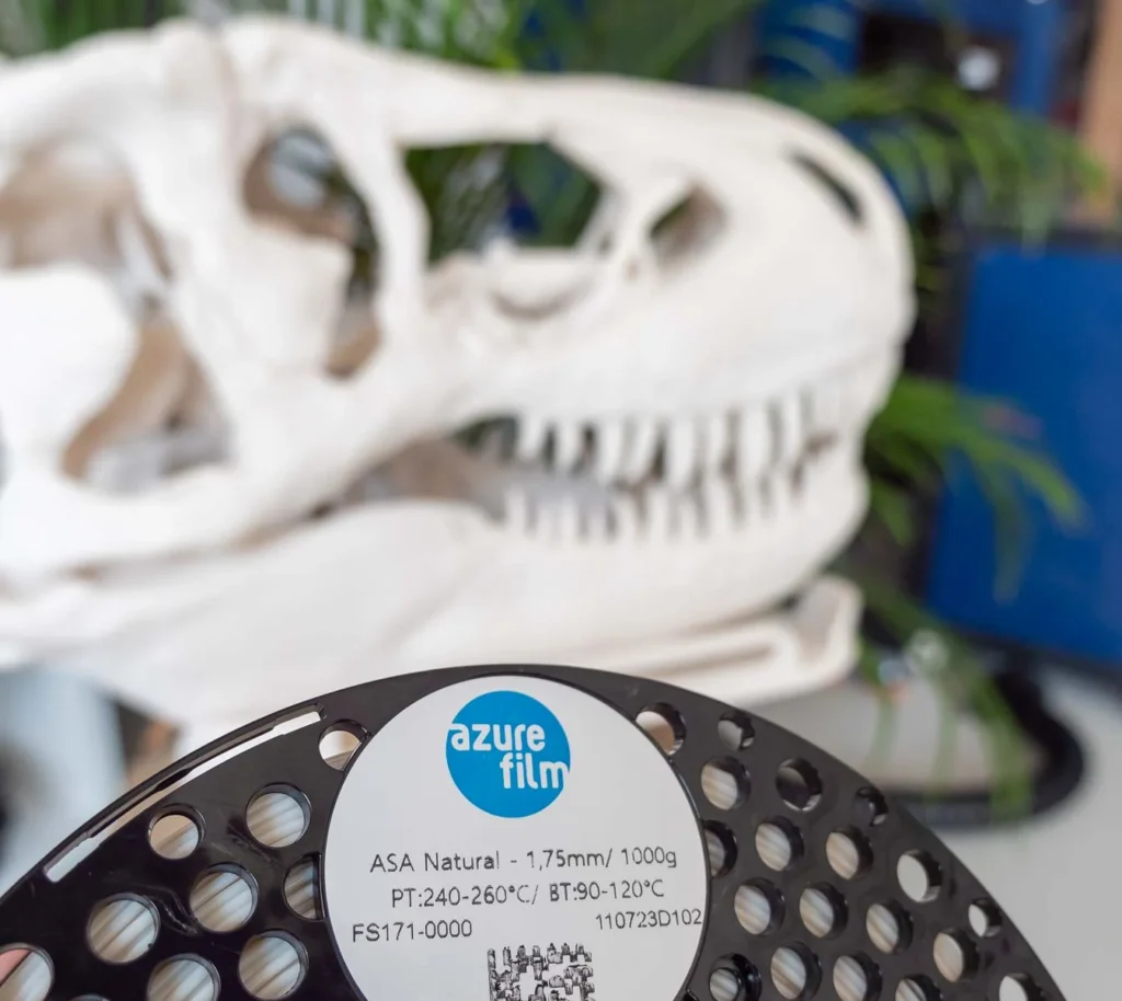 ASA filament: najbolji materijal za 3D printanje projekata za vanjsku upotrebu 3 3D-ispisana lubanja dinosaura od ASA s kolutom ASA filamenta