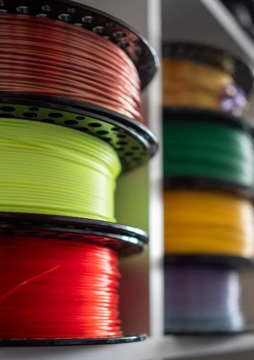 PLA ili PETG: Koje su razlike? 4 Crveni, žuti i zeleni koluti PLA filamenta