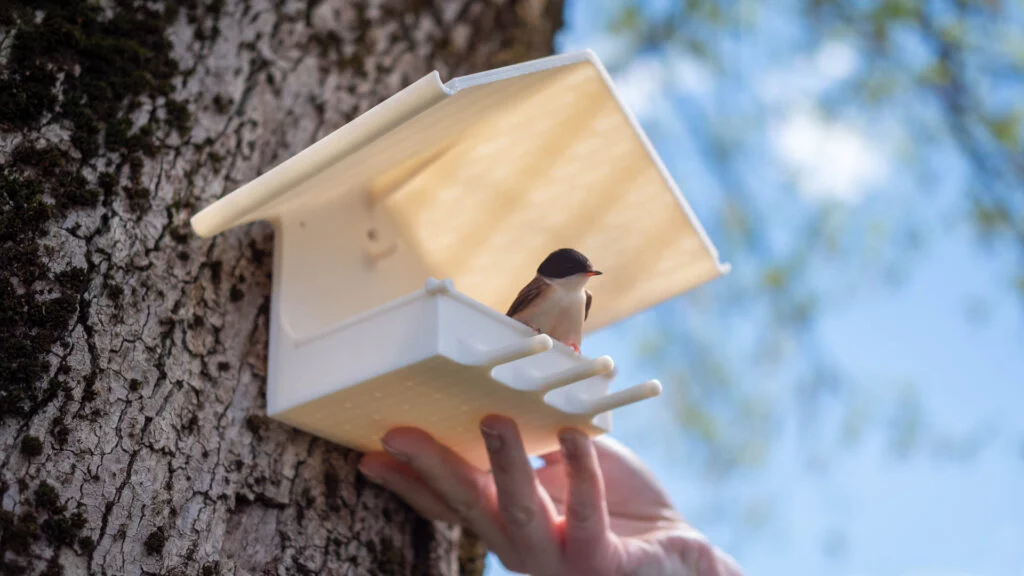 Kako printati ASA: savjeti i trikovi za uspješno ASA printanje 1 3D-ispisana kućica za ptice postavljena na stablo