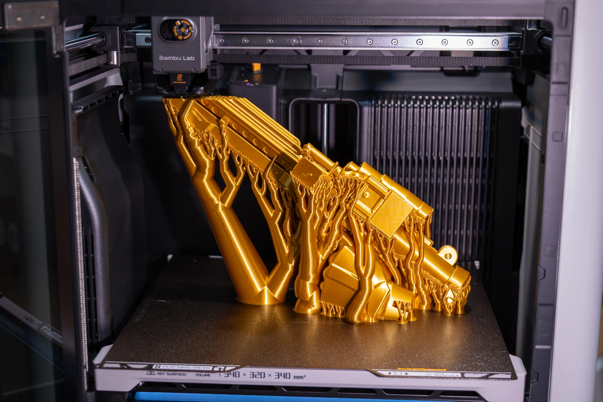 Discord 1 3D pisač ispisuje model zlatne boje
